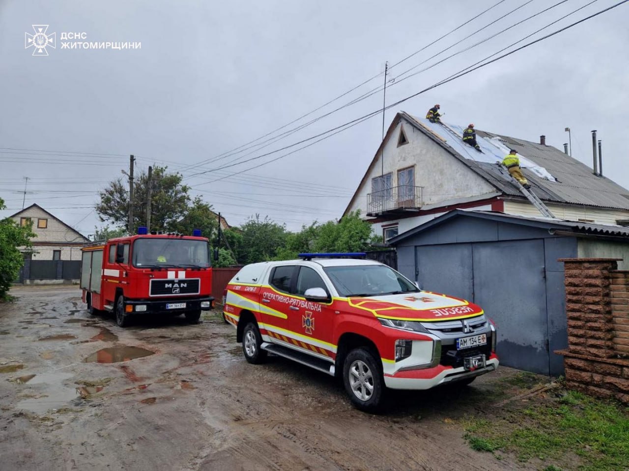 У Коростишеві рятувальники ДСНС допомагають населенню відновлювати будинки після обстрілу 25 травня